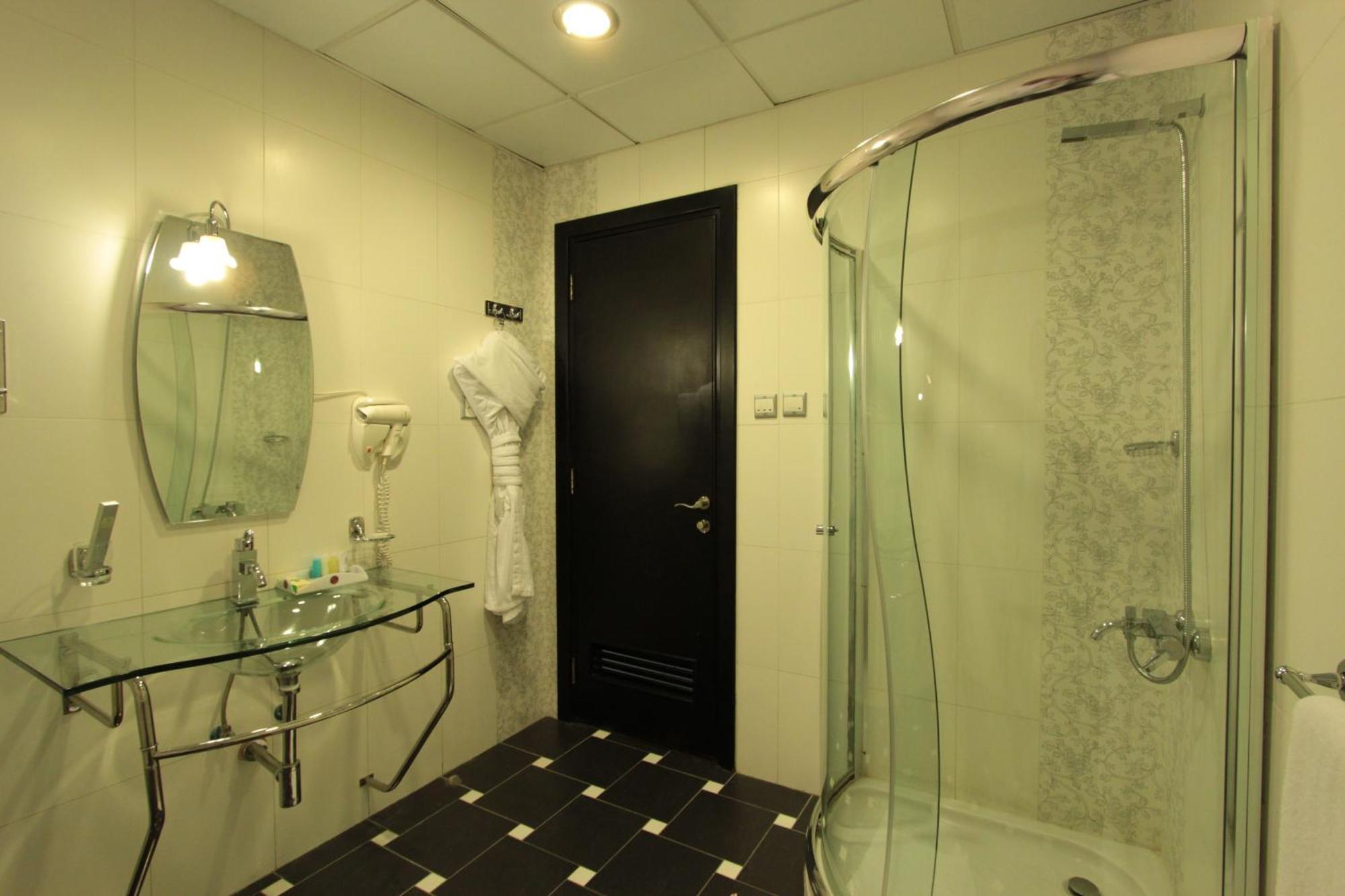 อวาลิฟ อินเตอร์เนชั่นแนล โฮเต็ล Hotel ฏออิฟ ห้อง รูปภาพ A shower cubicle