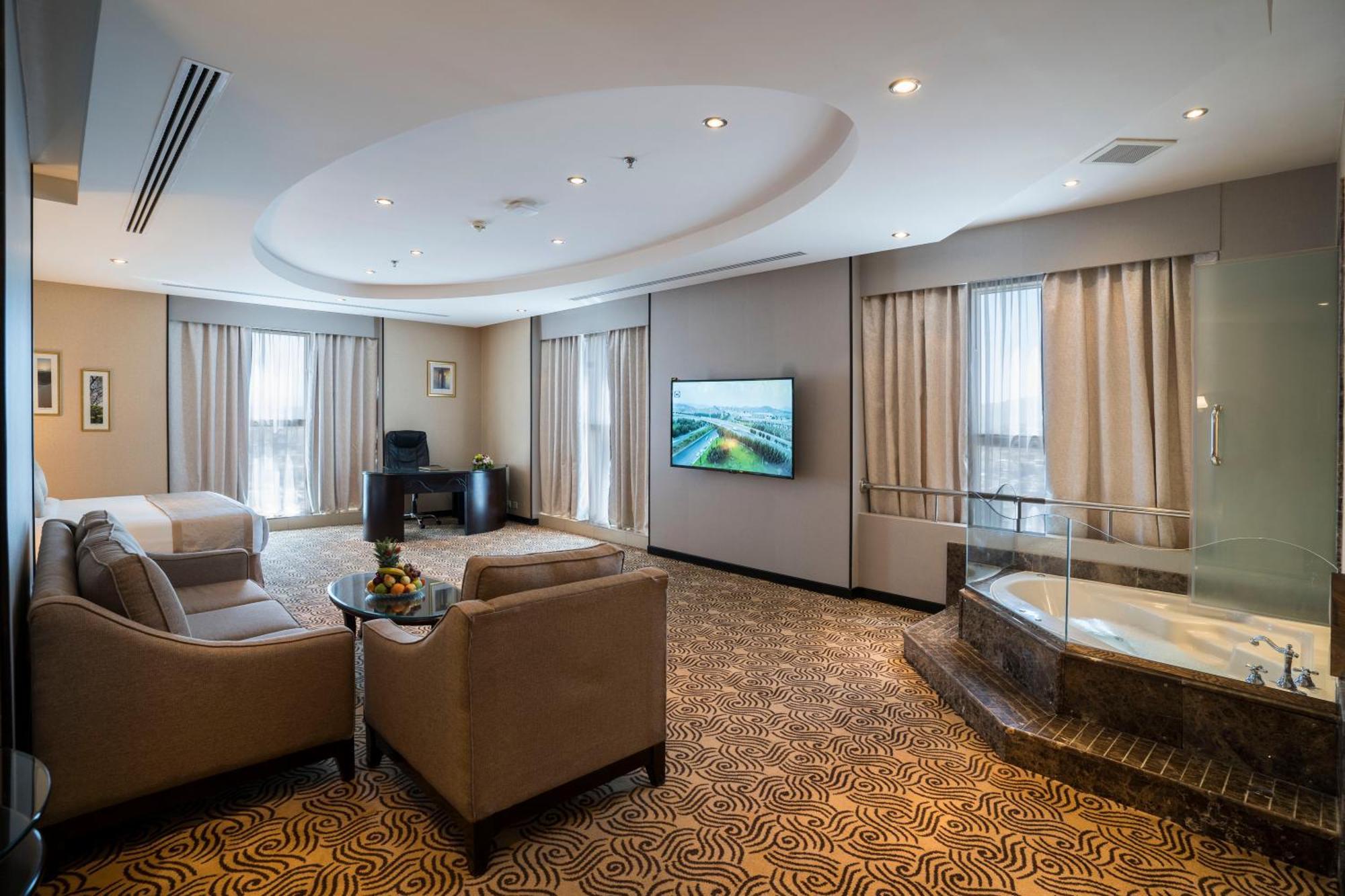 อวาลิฟ อินเตอร์เนชั่นแนล โฮเต็ล Hotel ฏออิฟ ห้อง รูปภาพ A suite at the hotel