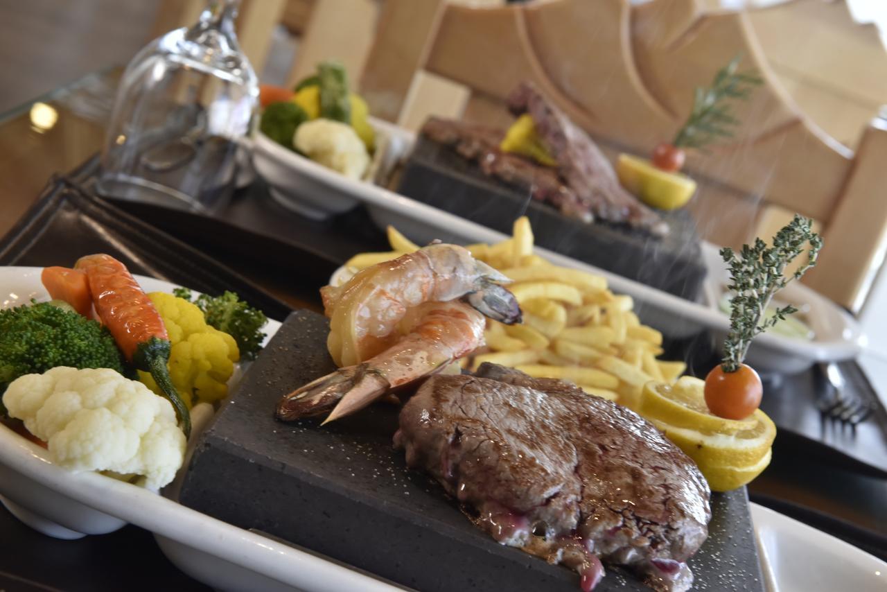 อวาลิฟ อินเตอร์เนชั่นแนล โฮเต็ล Hotel ฏออิฟ ภายนอก รูปภาพ A steak and shrimp dinner